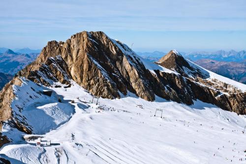 a view of a snowy mountain with a ski slope at Apartment Michael - Zell am See - Kaprun in Piesendorf