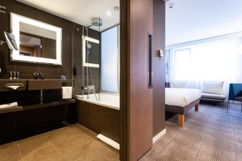 Postel nebo postele na pokoji v ubytování Novotel Basel City