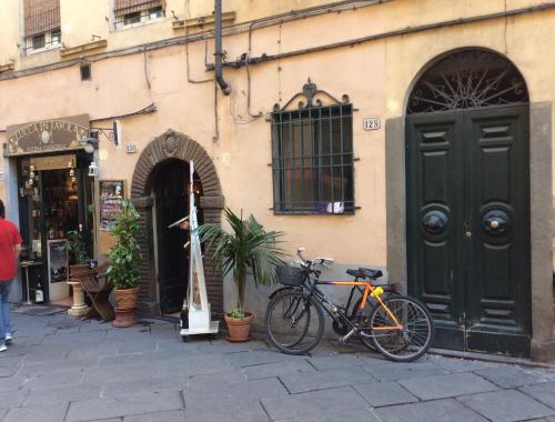 a bike parked in front of a building with a door at Mavi's bedrooms in Lucca