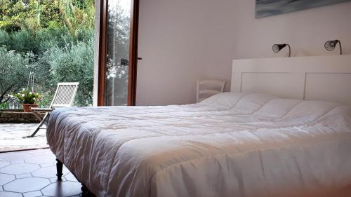 Casa Quarole Garda-Meer tesisinde bir odada yatak veya yataklar