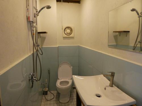 un bagno con doccia, WC e lavandino di Lost and Found a Koh Rong Sanloem