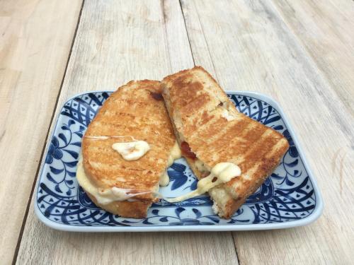 due toast al formaggio su un piatto blu e bianco di Lost and Found a Koh Rong Sanloem