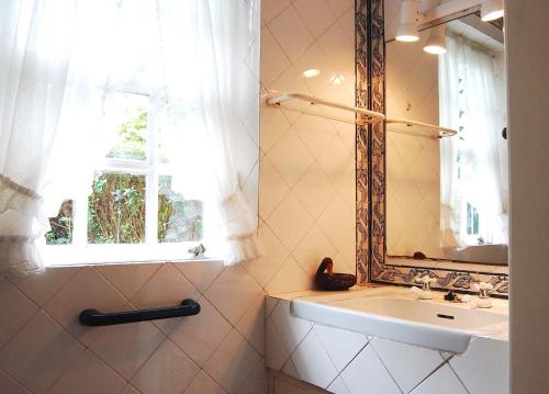 カミーニャにあるCasa de Esteiroのバスルーム(洗面台、鏡付)