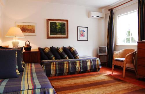 uma sala de estar com um sofá e uma janela em Casa de Esteiro em Caminha