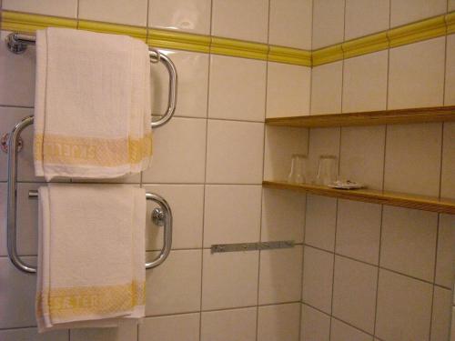 a bathroom with white towels hanging on a shower at Høvringen Høgfjellshotell in Høvringen