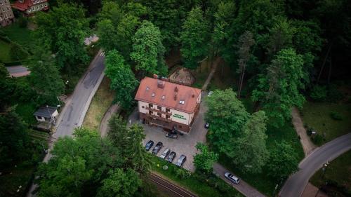 una vista aérea de una casa con techo en Gościniec pod Bukiem, en Głuchołazy
