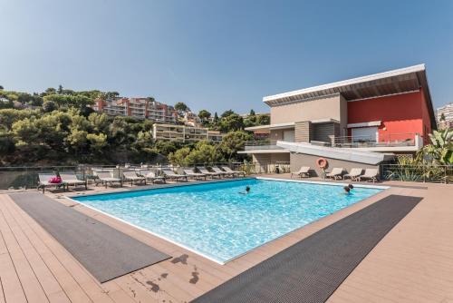 une grande piscine en face d'un bâtiment dans l'établissement Résidence Pierre & Vacances Premium Julia Augusta, à Roquebrune-Cap-Martin