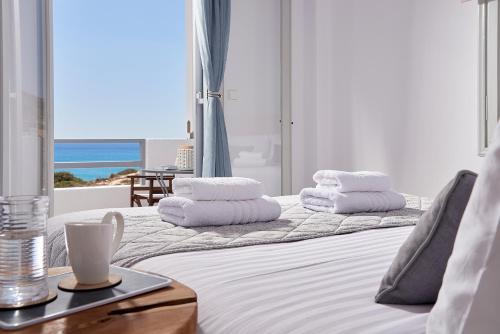 - une chambre avec un lit et une vue sur l'océan dans l'établissement Muses Rooms Milos, à Provatas