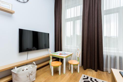 Una televisión o centro de entretenimiento en Angleterre Apartments