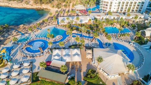 アヤナパにあるAdams Beach Hotel & Spaのリゾートのプールの空からの景色を望めます。