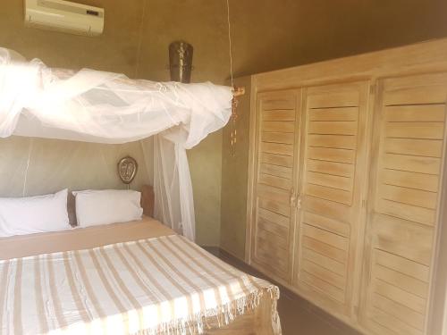 Кровать или кровати в номере Keur Palmier Saly