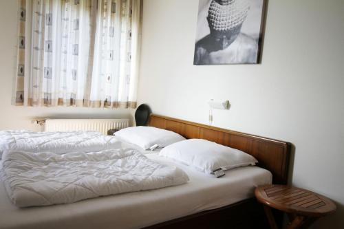 Hello Zeeland - Appartement Port Scaldis 13-111 في بريسكين: سرير عليه وسادتين في غرفة النوم