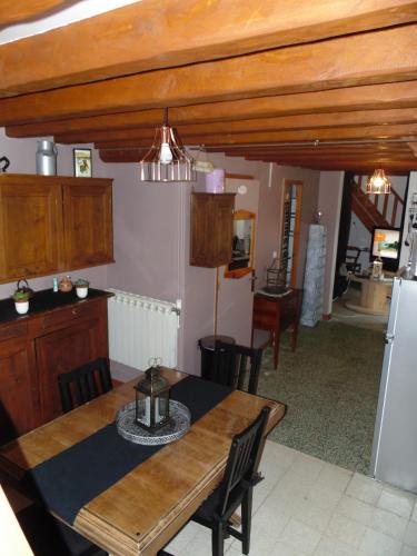 une salle à manger avec une table et un réfrigérateur dans l'établissement Gîte maison de vacances La Chtite Normande, à Rugles