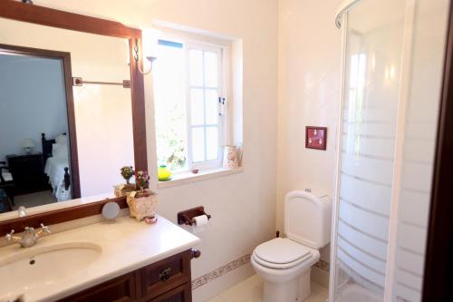 エリセイラにあるLike-home Casa da Heraのバスルーム(トイレ、洗面台、鏡付)
