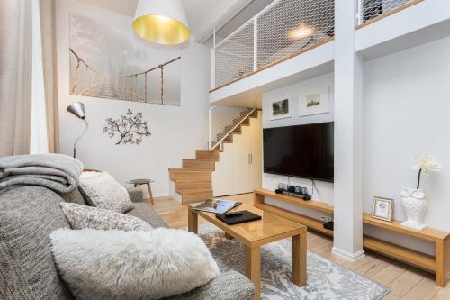 Una televisión o centro de entretenimiento en Angleterre Apartments