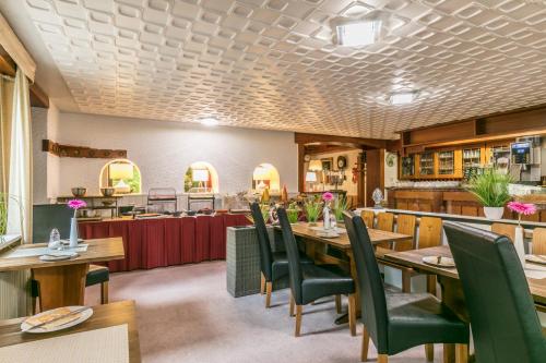 Un restaurante o sitio para comer en Hotel Bären