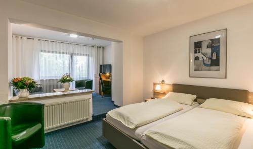 um quarto de hotel com uma cama e uma janela em Hotel Bären em Bad Krozingen