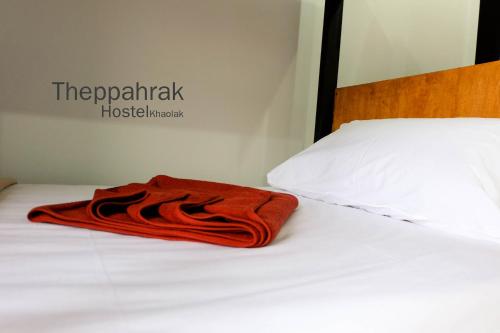 Ένα ή περισσότερα κρεβάτια σε δωμάτιο στο Theppahrak Hostel Khaolak