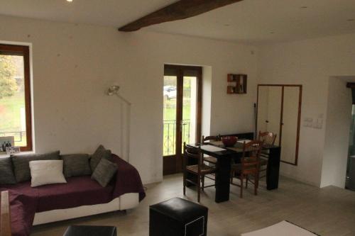 - un salon avec un canapé et une table dans l'établissement La maison de Maxou, à Briare