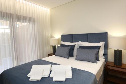 リスボンにあるLike-home Best Place Aptのベッドルーム1室(大型ベッド1台、タオル2枚付)