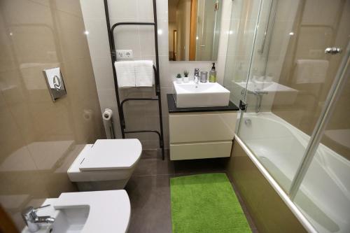 リスボンにあるLike-home Best Place Aptのバスルーム(洗面台、トイレ、シャワー付)
