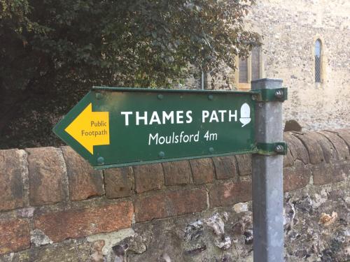 a green street sign in front of a brick wall at Thames Edge Rooms in Wallingford
