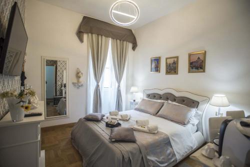- une chambre avec un grand lit et un miroir dans l'établissement Barberini Dream, à Rome