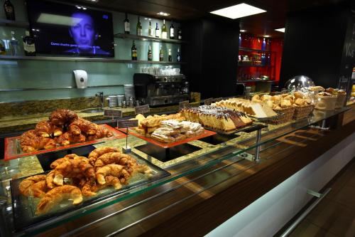 een vitrine in een bakkerij met veel verschillende gebakjes bij ibis Buenos Aires Congreso in Buenos Aires