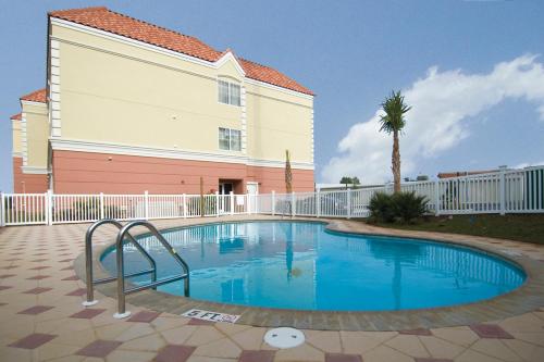 a swimming pool in front of a building at Country Inn & Suites by Radisson, Crestview, FL in Crestview