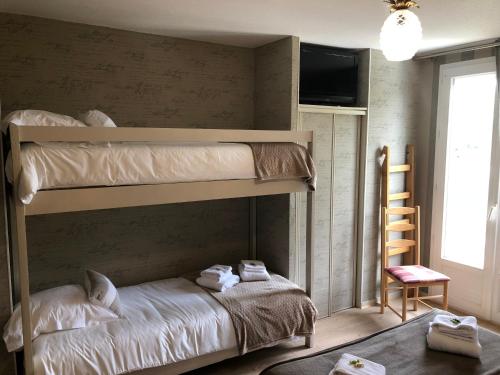 Una cama o camas en una habitación de Logis Hôtel Auberge de L'Etang