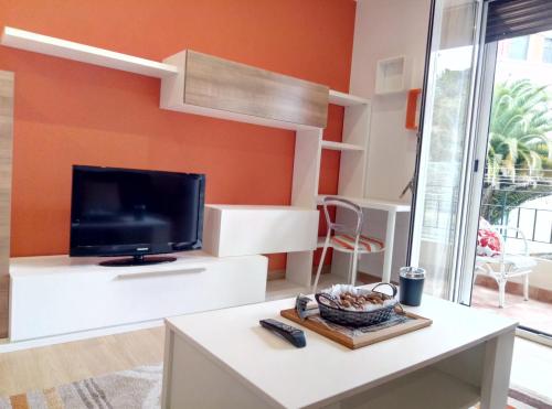 uma sala de estar com uma televisão na parede em Apartamento centrico en Lekeitio, playa y puerto em Lekeitio