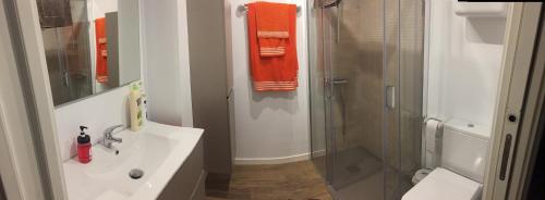 uma casa de banho branca com um chuveiro e um lavatório. em Apartamento en pleno centro de Salamanca !!! em Salamanca
