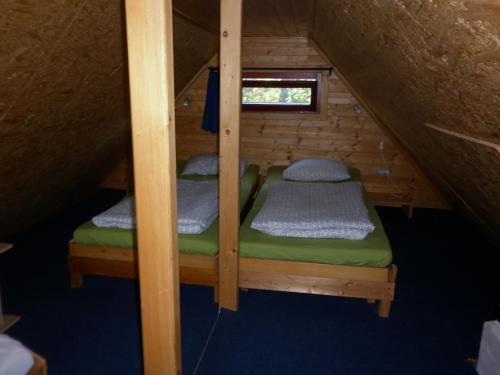 um pequeno quarto com 2 beliches num camarote em CHATA STRÁŽ em Stráž nad Nežárkou