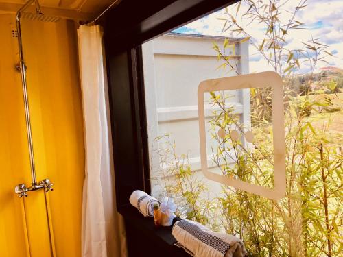 EnCubo Glamping Guatavitaにあるバルコニーまたはテラス