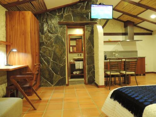 Una habitación con una cama y un comedor. en Killary Lodge & Glamping, en Cachanlo de Sidcay