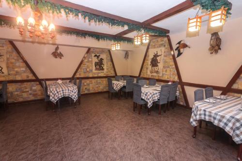 Sunkar Hotel في ألماتي: اطلالة علوية على مطعم به طاولات وكراسي