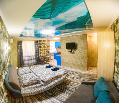 ヘルソンにあるSEA SKY 2019 Newのベッドルーム(ベッド1台、テレビ付)
