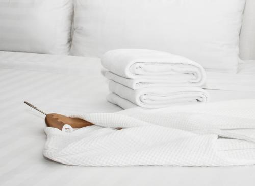Ένα ή περισσότερα κρεβάτια σε δωμάτιο στο Pomeroy Inn and Suites Dawson Creek