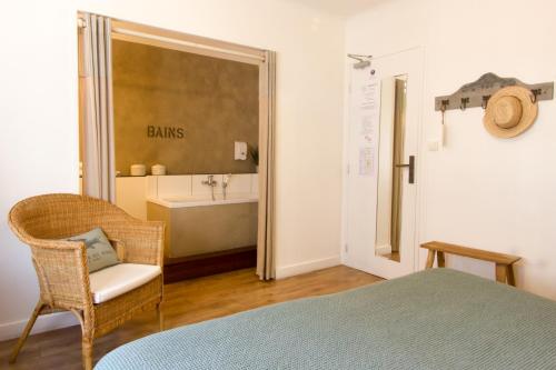 1 dormitorio con 1 cama y baño con bañera en Casa Cosy Le Pouliguen, en Le Pouliguen