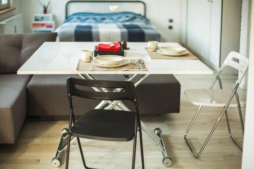 - une table et des chaises dans une chambre avec un lit dans l'établissement Sunny studio on ulica Lyuben Karavelov, à Sofia
