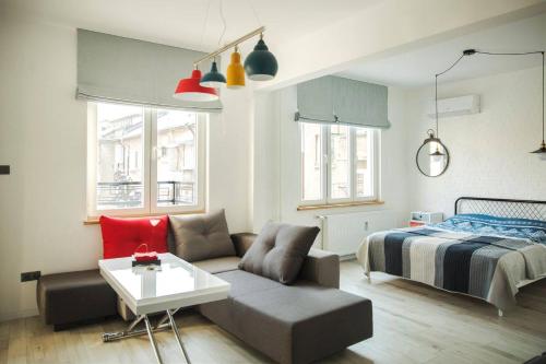 un salon avec un canapé et un lit dans l'établissement Sunny studio on ulica Lyuben Karavelov, à Sofia