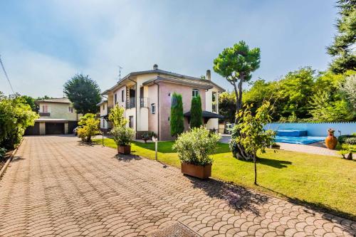 uma entrada de tijolos em frente a uma casa em B&B SouthItaly em Busto Arsizio