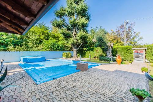 uma piscina num quintal com uma cerca em B&B SouthItaly em Busto Arsizio