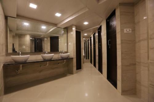 Ένα μπάνιο στο Qubestay Airport Capsule Hotel & Hostel