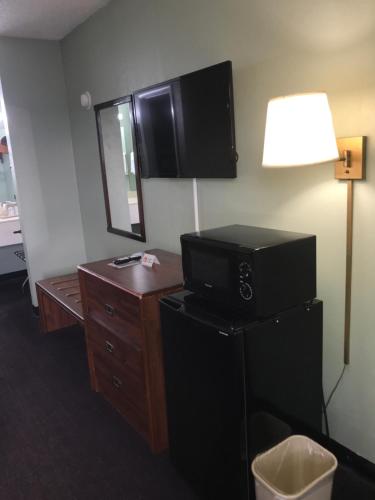 TV a/nebo společenská místnost v ubytování Americas Best Value Inn-Manchester