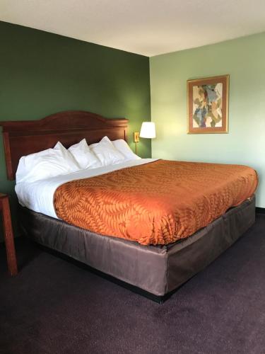Postel nebo postele na pokoji v ubytování Americas Best Value Inn-Manchester