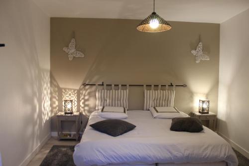 1 dormitorio con 2 camas con mariposas en la pared en Champoiseau en Tours