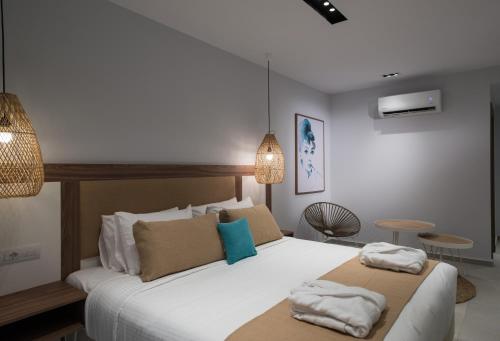Un ou plusieurs lits dans un hébergement de l'établissement Paralos Lifestyle Beach Adults Only