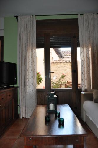 a living room with a coffee table and a couch at Casa Rural El Abuelo Quiko in Chinchón