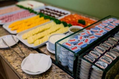 Un mostrador cubierto con muchos tipos diferentes de comida en Beach Hotel Juquehy, en Juquei